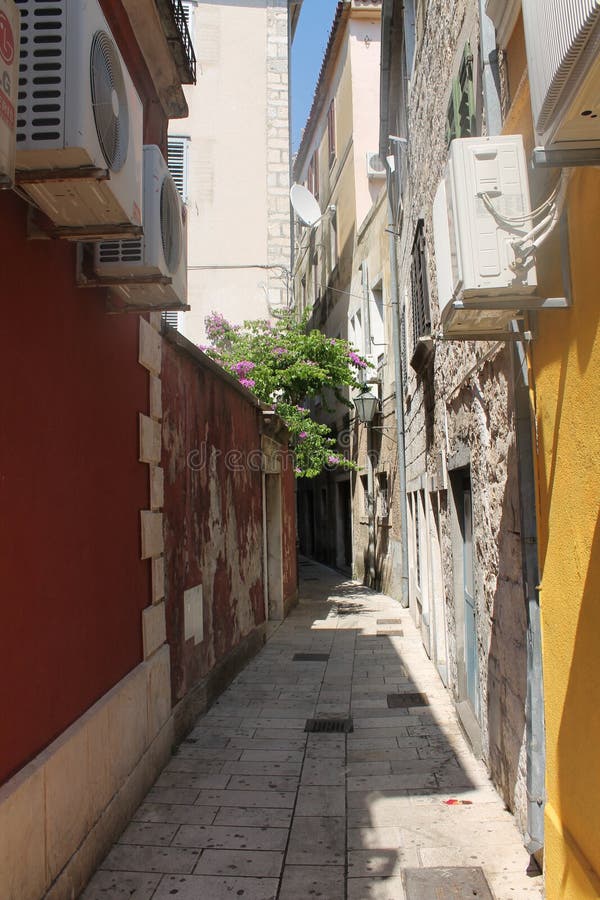 Schmale Straße in Omis Kroatien lizenzfreie stockfotos Schmale Straße in Omis Kroatien lizenzfreie stockfotos
