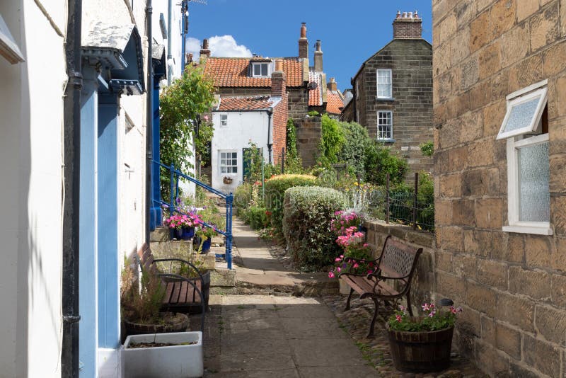Schmaler Fußgängerweg und Reihenhäuser im Dorf Robin Hoods Bay lizenzfreies stockfoto Schmaler Fußgängerweg und Reihenhäuser im Dorf Robin Hoods Bay lizenzfreies stockfoto