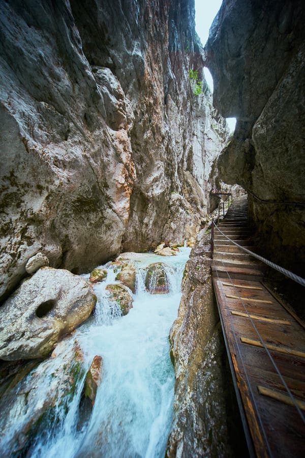 Schmaler Wackeliger Weg Uber Die Hollentalklamm Bei Garmisch Partenkirchen Stockfoto Bild Von Kalkstein Anblick 159729770