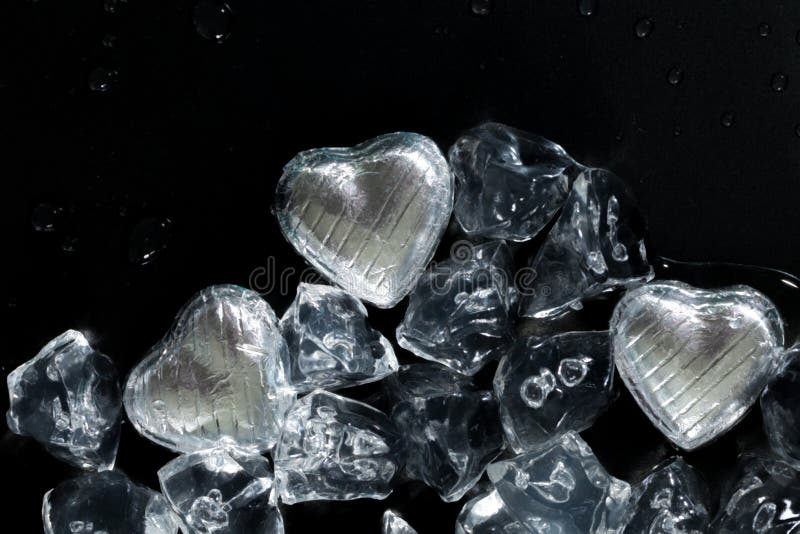 Schmelzen Sie mein Herzkonzept mit Silber eingewickelten Schokoladen stockfotografie