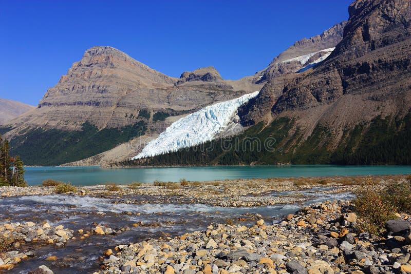 Schmelzwasser-Nebenflüsse, die in Berg See, Berg Robson Provincial Park, Britisch-Columbia fließen