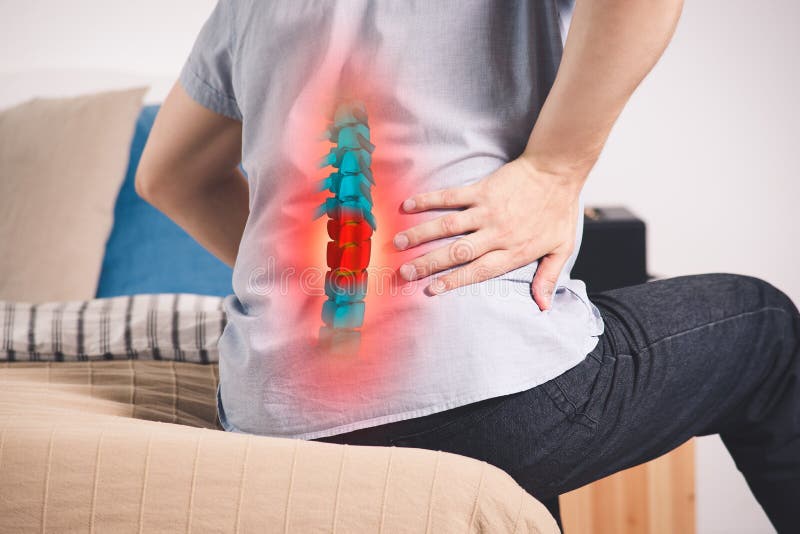 Schmerz im Dorn, ein Mann mit Rückenschmerzen zu Hause, Verletzung in der unteren Rückseite