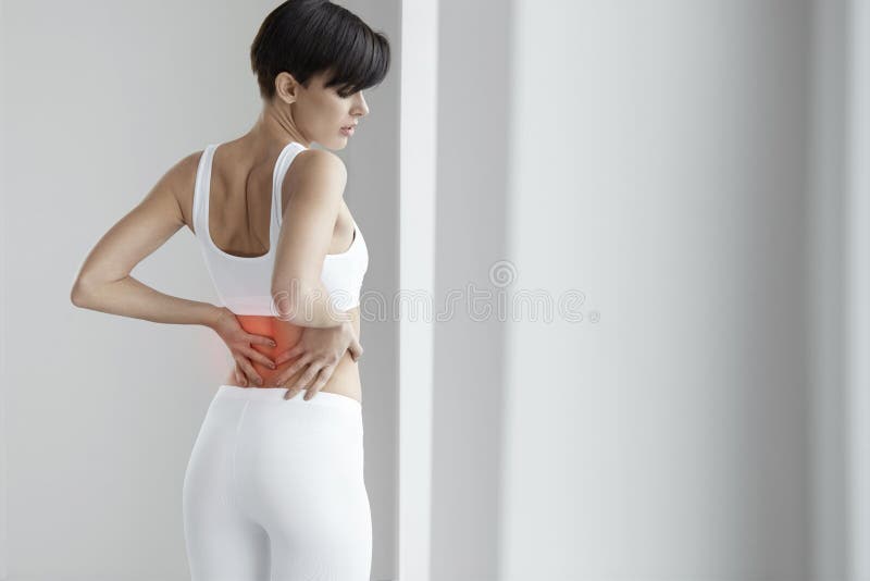 schmerz Schöne Frau, die schmerzliche Gefühls-herein Rückseite, Rückenschmerzen hat lizenzfreie stockbilder schmerz Schöne Frau, die schmerzliche Gefühls-herein Rückseite, Rückenschmerzen hat lizenzfreie stockbilder