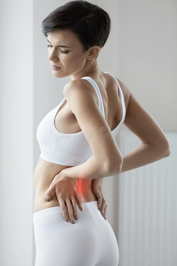 schmerz Schöne Frau, die schmerzliche Gefühls-herein Rückseite, Rückenschmerzen hat lizenzfreies stockfoto schmerz Schöne Frau, die schmerzliche Gefühls-herein Rückseite, Rückenschmerzen hat lizenzfreies stockfoto