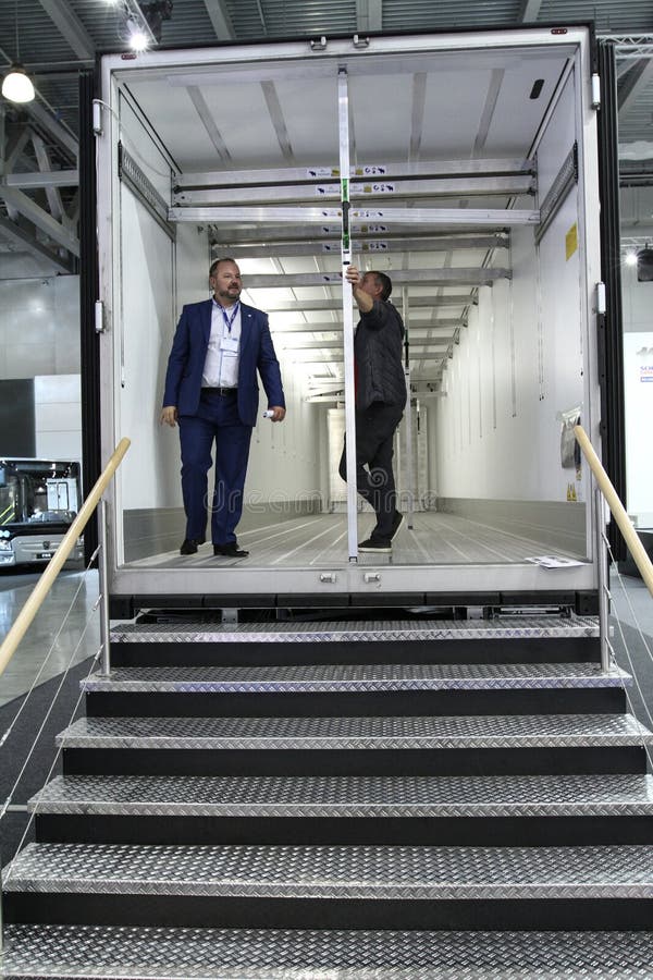 Schmitz cargobull S DE KNOCK-OUT KOELE UITVOERENDE MACHT royalty-vrije stock fotografie Schmitz cargobull S DE KNOCK-OUT KOELE UITVOERENDE MACHT royalty-vrije stock fotografie