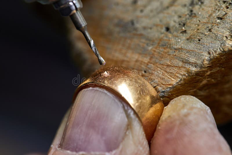 Schmuckproduktion Der Prozess von Bohrl?chern im Ring stockfoto Schmuckproduktion Der Prozess von Bohrl?chern im Ring stockfoto
