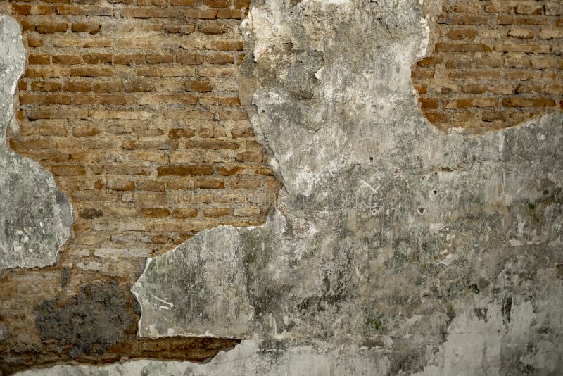 Schmutzige Backsteinmauer der alten Weinlese mit Schalengips stockbild Schmutzige Backsteinmauer der alten Weinlese mit Schalengips stockbild