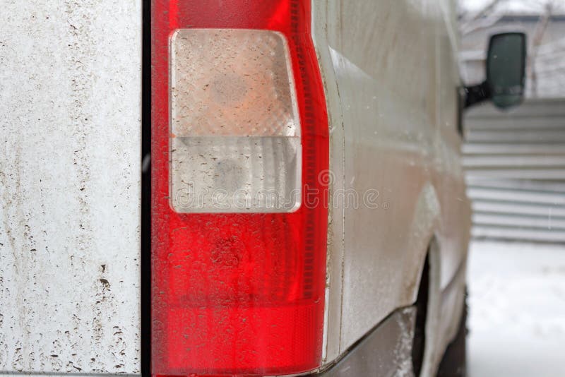 Schmutzige Bahnrücklichtnahaufnahme Auto im Winter lizenzfreie stockfotos Schmutzige Bahnrücklichtnahaufnahme Auto im Winter lizenzfreie stockfotos