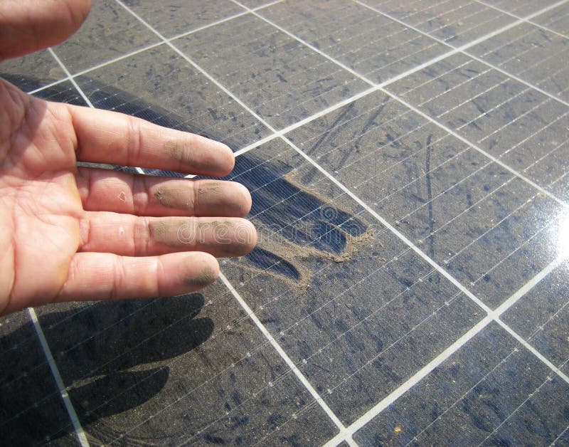 Schmutzige Hand nach der Reibung des staubigen Sonnenkollektors