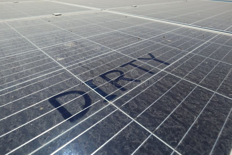 Schmutziger Dusty Solar Panels mit dem Text SCHMUTZIG