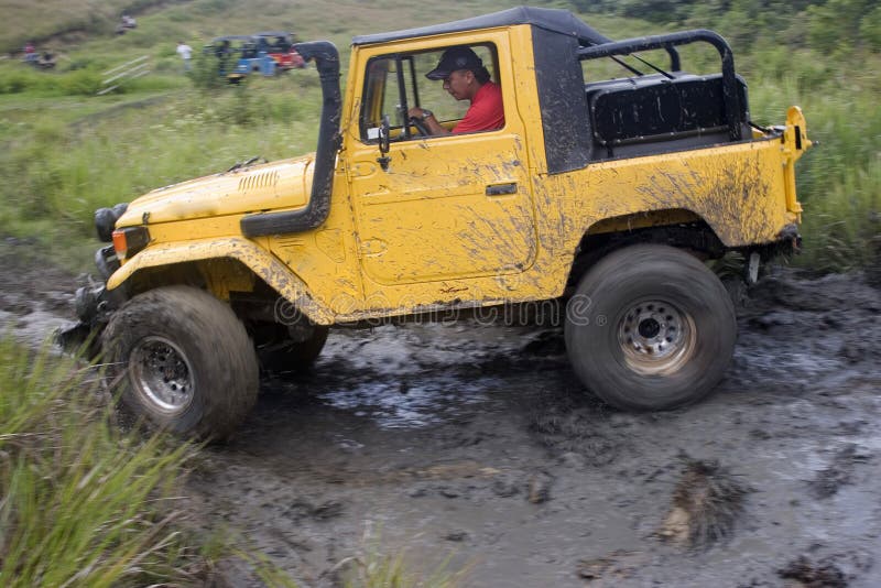 Schmutziger Jeep auf Konkurrenz lizenzfreies stockfoto Schmutziger Jeep auf Konkurrenz lizenzfreies stockfoto
