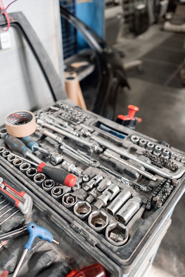 Schmutziger Satz der Handwerkzeug- und wrenchsnahaufnahme im Kasten Garagenmalerei-Autoservice Bearbeiten Sie, um das Auto zu rep lizenzfreies stockbild Schmutziger Satz der Handwerkzeug- und wrenchsnahaufnahme im Kasten Garagenmalerei-Autoservice Bearbeiten Sie, um das Auto zu rep lizenzfreies stockbild