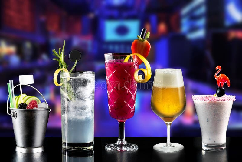 Schmücken modischer Hotelbarmixer der Cocktailalkoholbarauswahl lizenzfreies stockbild Schmücken modischer Hotelbarmixer der Cocktailalkoholbarauswahl lizenzfreies stockbild