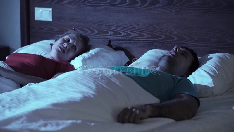 Schnarchender Mann Paare im Bett