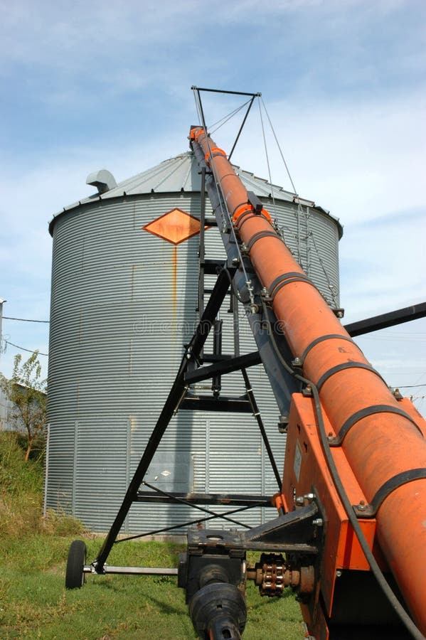 Schneckenwellen-und Korn-Stauraum während der Ernte stockfotografie Schneckenwellen-und Korn-Stauraum während der Ernte stockfotografie