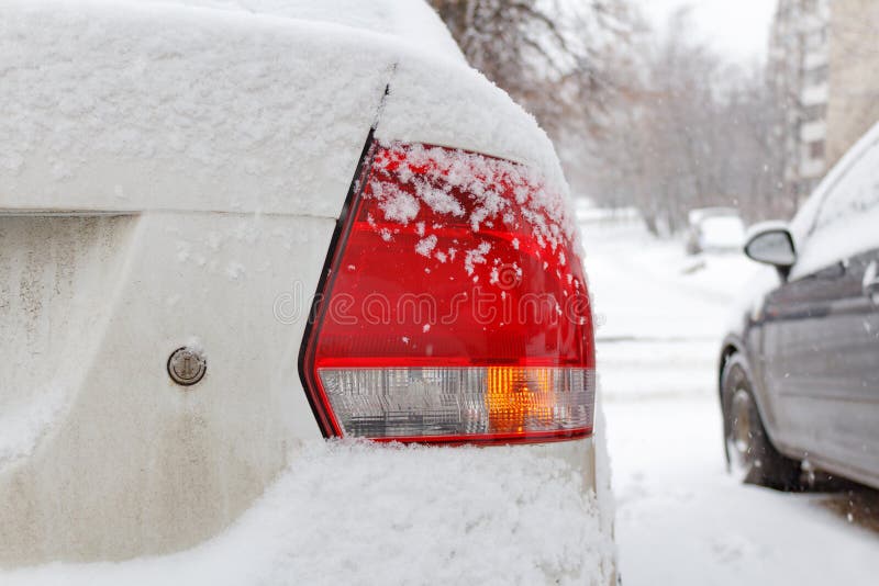 Schnee bedeckte Autorücklichtnahaufnahme Auto im Winter stockfoto Schnee bedeckte Autorücklichtnahaufnahme Auto im Winter stockfoto