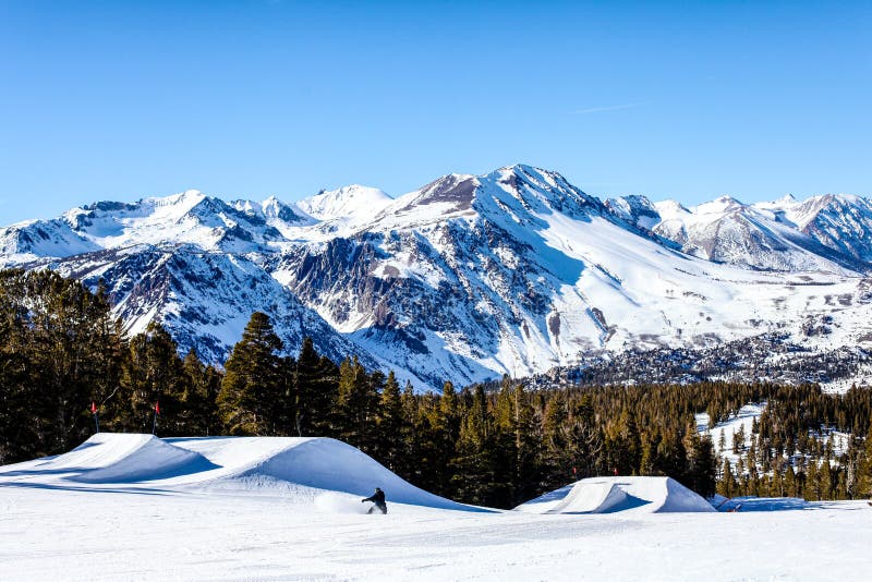Schnee bedeckte Berge in der hohen Sierra Wintersportmekka von Juni und von Mammoth Mountain, Kalifornien USA lizenzfreies stockbild Schnee bedeckte Berge in der hohen Sierra Wintersportmekka von Juni und von Mammoth Mountain, Kalifornien USA lizenzfreies stockbild