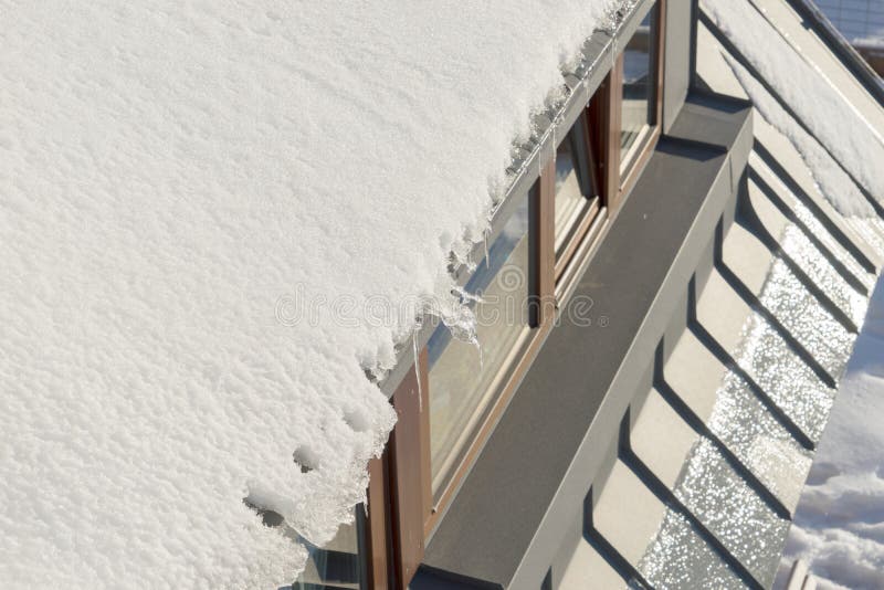 Dachfenster Bedeckt Mit Schnee Stockfoto - Bild von dachspitze, form