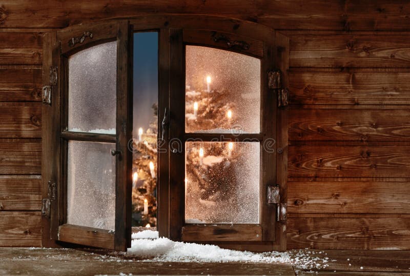 Schnee an der offenen hölzernen Weihnachtsfenster-Scheibe