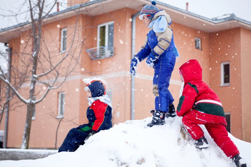 Schnee, Kinder, die draußen zur schneebedeckten Zeit spielen lizenzfreie stockfotografie Schnee, Kinder, die draußen zur schneebedeckten Zeit spielen lizenzfreie stockfotografie