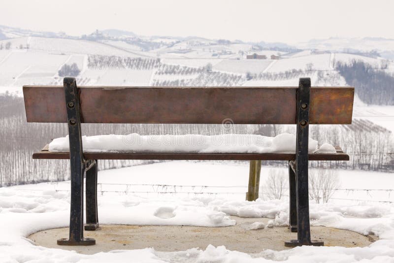 Schneebedeckte Ansicht Langhe-Winters, hinter eine Bank Mutter mit zwei Töchtern lizenzfreie stockbilder Schneebedeckte Ansicht Langhe-Winters, hinter eine Bank Mutter mit zwei Töchtern lizenzfreie stockbilder