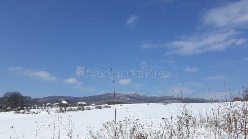 Schneeberg auf blauem sonnigem Himmel lizenzfreie stockfotografie Schneeberg auf blauem sonnigem Himmel lizenzfreie stockfotografie