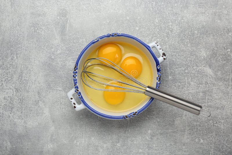 Schneebesen Und Eier in Schüssel Butter Auf Holztisch Flach Legen Stockfoto  - Bild von tabelle, nahrung: 252081610