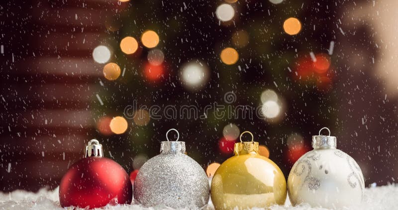 Schneebild, das über Baugeldekoration fällt gegen unscharfe Aussicht auf Weihnachtsbaum zu Hause stockbilder
