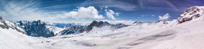 Schneeferner冰川和阿尔卑斯在背景高定义全景在冬天 库存照片