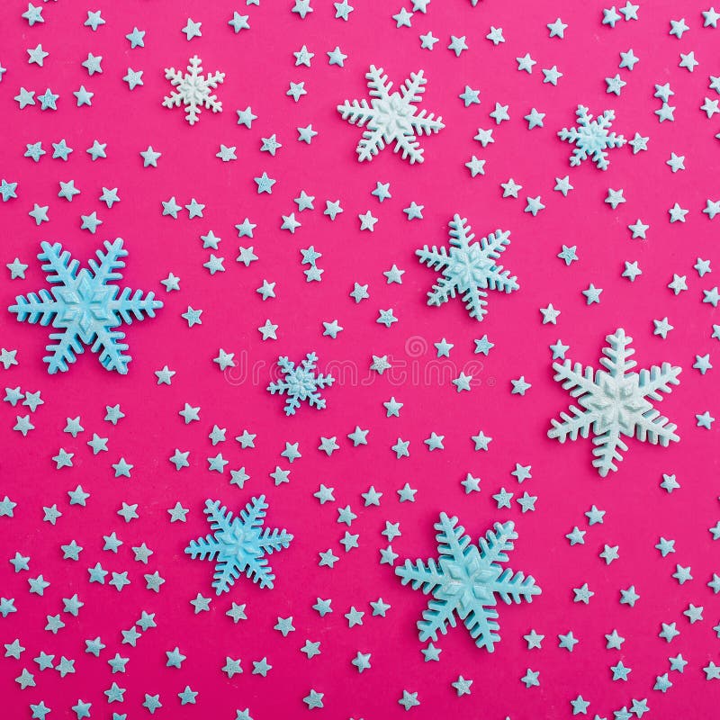Schneeflocken Muster des Konfektionsartikels auf rosa Hintergrund Flache Lage Beschneidungspfad eingeschlossen