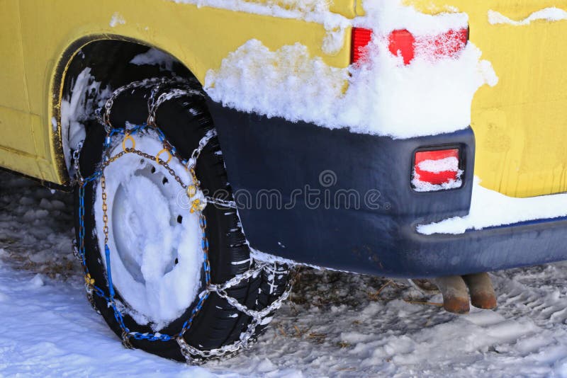 Schneeketten (Reifenketten) befestigt zu den Antriebsrädern stockfotografie Schneeketten (Reifenketten) befestigt zu den Antriebsrädern stockfotografie