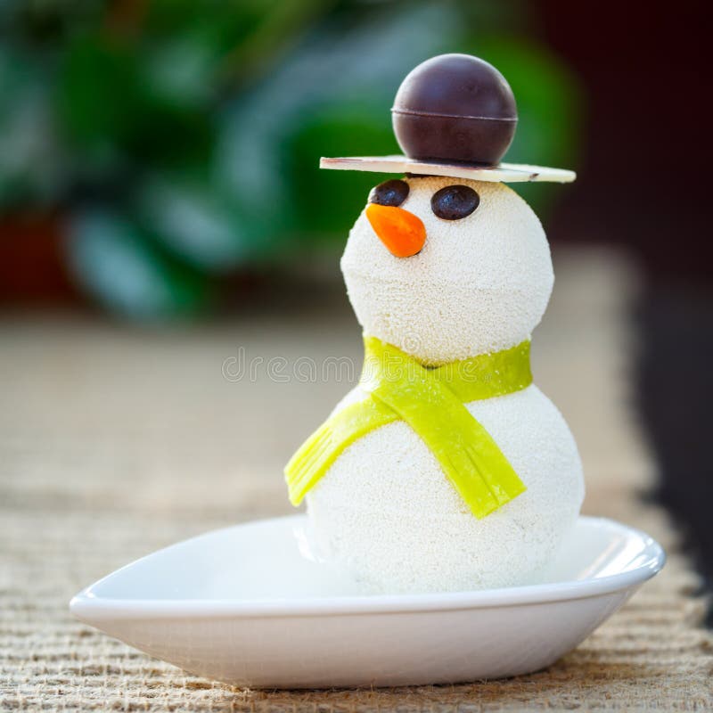 Schneemann-Kuchen auf Weiß stockbild. Bild von schneemann - 17977111