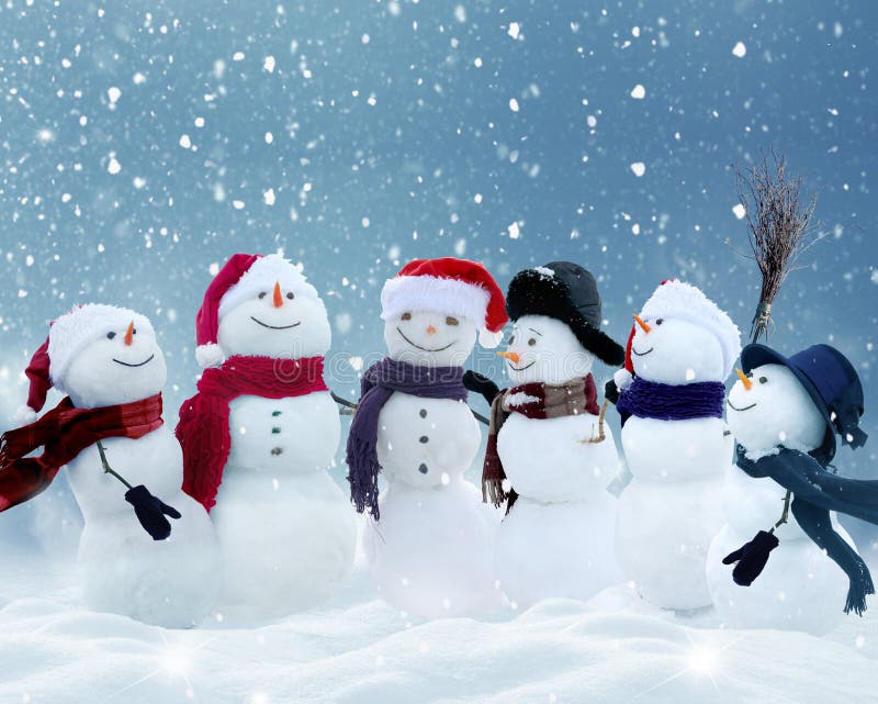 Schneemänner, die in der Winter Weihnachtslandschaft stehen lizenzfreie stockbilder Schneemänner, die in der Winter Weihnachtslandschaft stehen lizenzfreie stockbilder