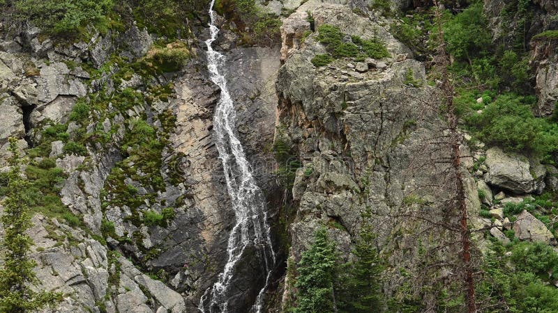 Schneeschmelzkaskaden hinunter steiler Felswand