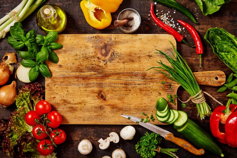 Schneidebrett und Messer mit Gemüse auf Tabelle