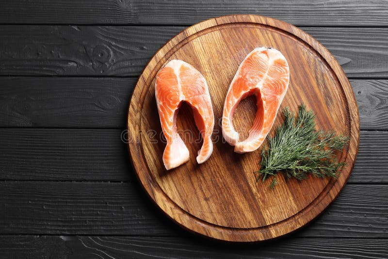 Schneiden Sie frische Lachse auf einem Holztisch lizenzfreies stockfoto Schneiden Sie frische Lachse auf einem Holztisch lizenzfreies stockfoto