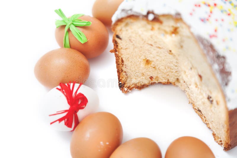 Schneiden Sie Kuchen und Zahl von Ostereiern auf weißem Hintergrund stockfotos Schneiden Sie Kuchen und Zahl von Ostereiern auf weißem Hintergrund stockfotos