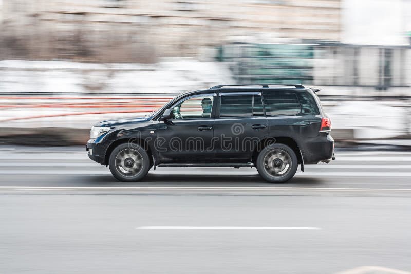 Schwarzer Suv Auto Toyota Land Cruiser 200 Auf Der Stadtautobahn. Auto Mit  Hoher Geschwindigkeit Auf Der Straße Redaktionelles Stockbild - Bild von  druck, datenbahn: 227967429