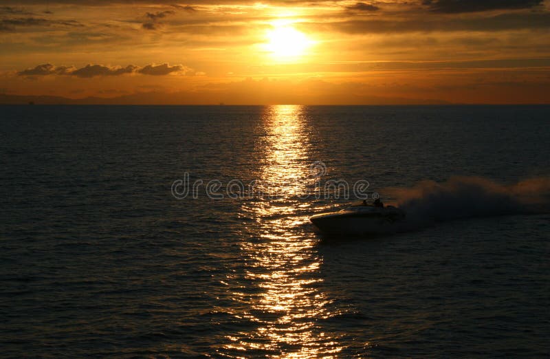 Schnellboot-Sonnenuntergang stockfoto Schnellboot-Sonnenuntergang stockfoto