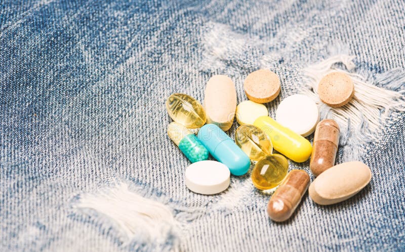 Schnelle Behandlung Medizinverordnung Gesundheitswesen und Krankheit Dosis und Sucht Fokus ist auf der Spritze Medizin und stockfotografie Schnelle Behandlung Medizinverordnung Gesundheitswesen und Krankheit Dosis und Sucht Fokus ist auf der Spritze Medizin und stockfotografie