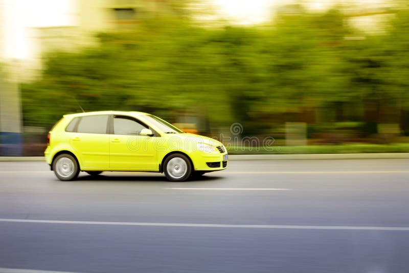 Gelbes Auto, Welches Die Straße Weitergeht Stockbild - Bild von ferien,  drehzahl: 94706311