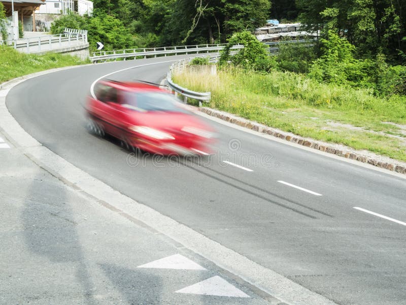 Schnelles Auto in der Kurve lizenzfreie stockfotos Schnelles Auto in der Kurve lizenzfreie stockfotos