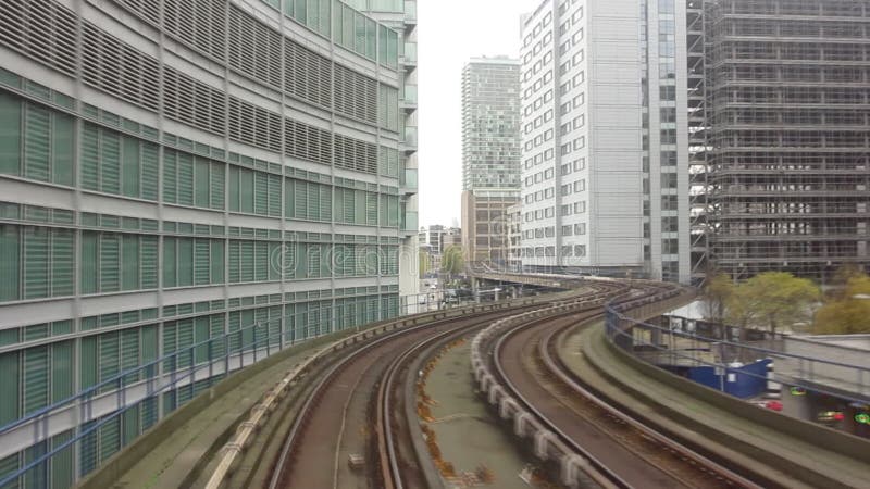 Schnellfahrendlr-Zug, der Canary Wharf kommt