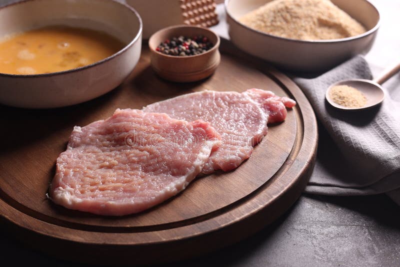 Μαγείρεμα schnitzel. Φέτες χοιρινό ωμό και άλλα υλικά στο τραπέζι, κοντινή λήψη στοκ εικόνα με δικαίωμα ελεύθερης χρήσης