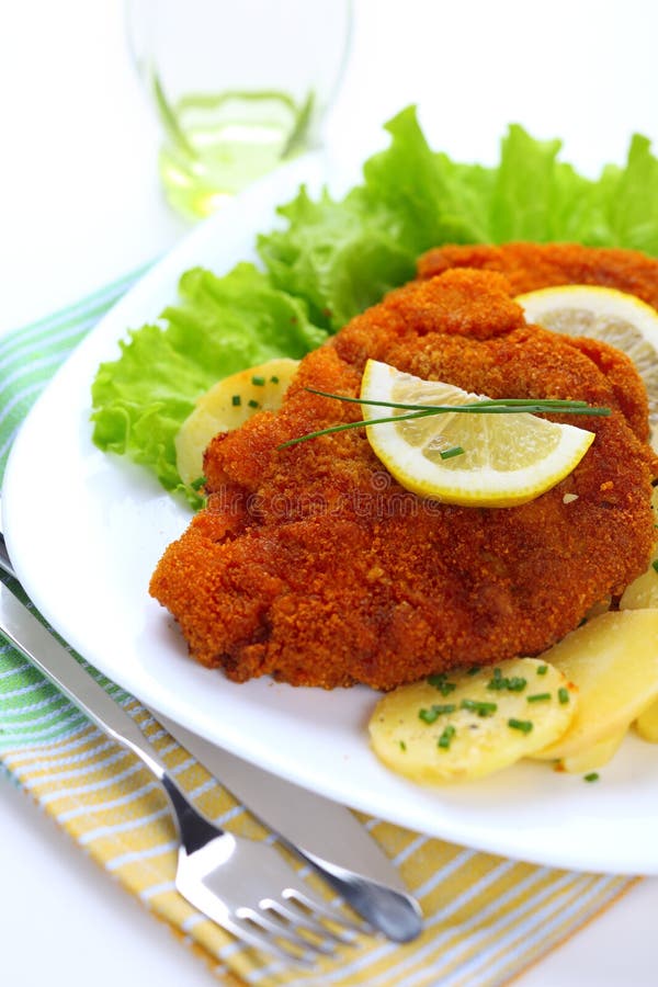 Schnitzel die met aardappelsalade wordt gepaneerd royalty-vrije stock afbeeldingen Schnitzel die met aardappelsalade wordt gepaneerd royalty-vrije stock afbeeldingen