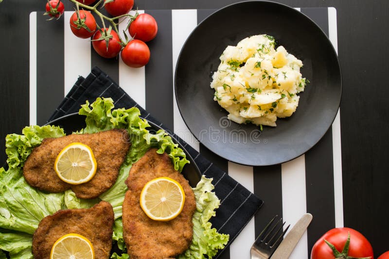 Schnitzel z kartoflaną sałatką obrazy stock Schnitzel z kartoflaną sałatką obrazy stock