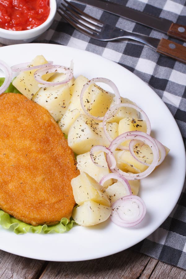 Schnitzel z potomstwami gotował się grule na białym półkowym zbliżeniu zdjęcia royalty free