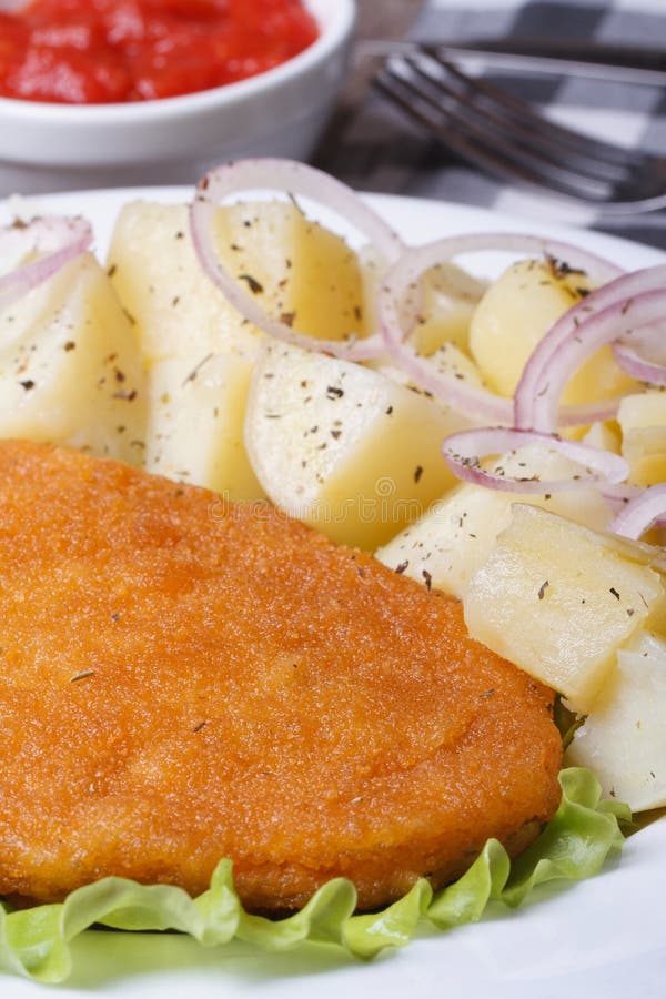 Schnitzel z potomstwo gotowanych grul pionowo makro- zdjęcie stock