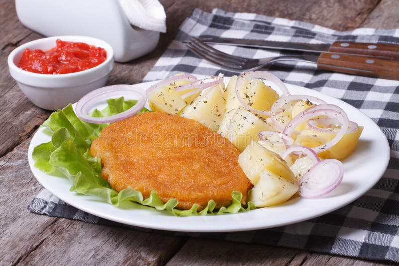 Schnitzel z potomstwo gotowanymi grulami obraz stock