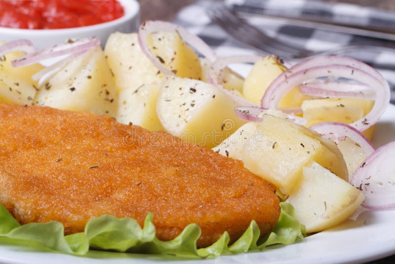 Schnitzel z potomstwo gotowanymi grulami horyzontalnymi. makro- obraz royalty free